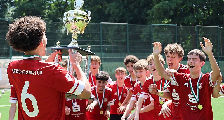 SV 09 Bergisch Gladbach U15 Jugendfußball feiert großes Finale: Titel, Emotionen und starke Leistungen in Refrath